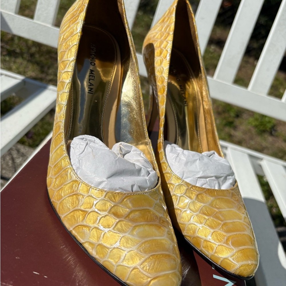 Yellow Crocodile-Embossed Pumps